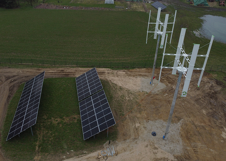 Instalacja fotowoltaiczna z turbinami wiatrowymi w Głażewie