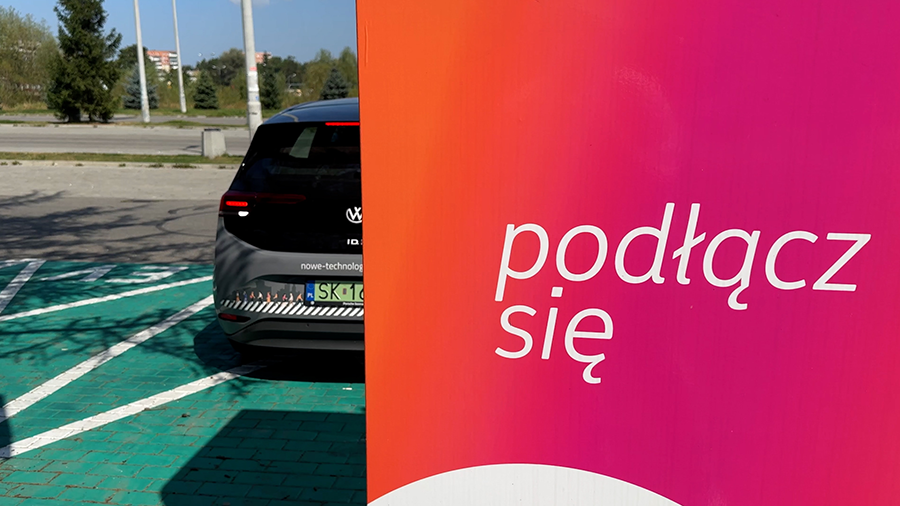 stacja ładowania eTAURON obok zaparkowany samochód