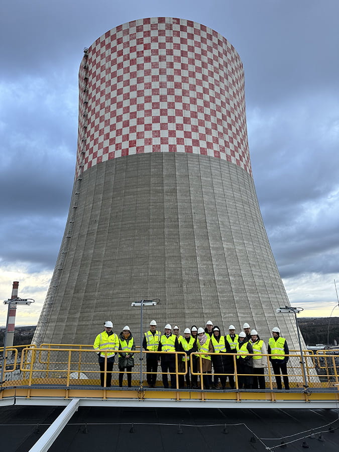 grupa osób przed blokiem 910 Elektrowni Nowe Jaworzno