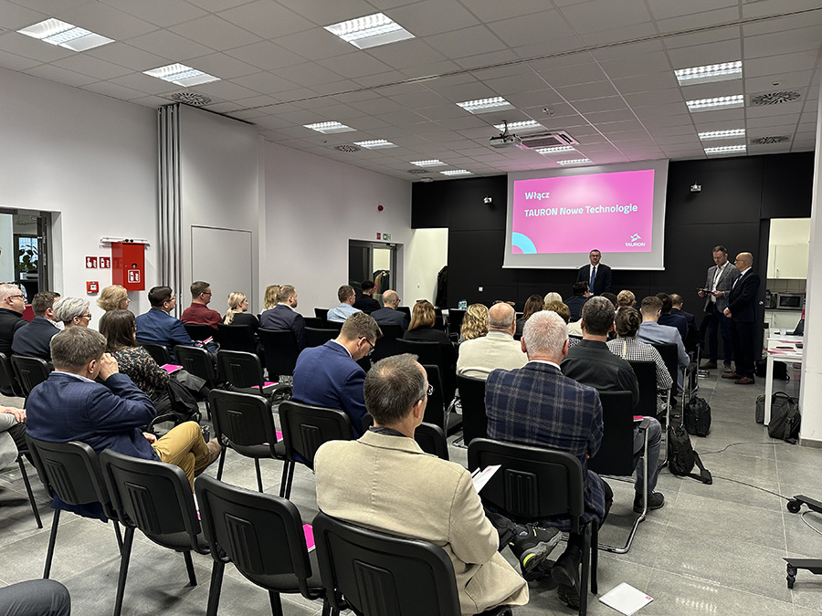 grupa osób na warsztatach TAURON Nowe Technologie