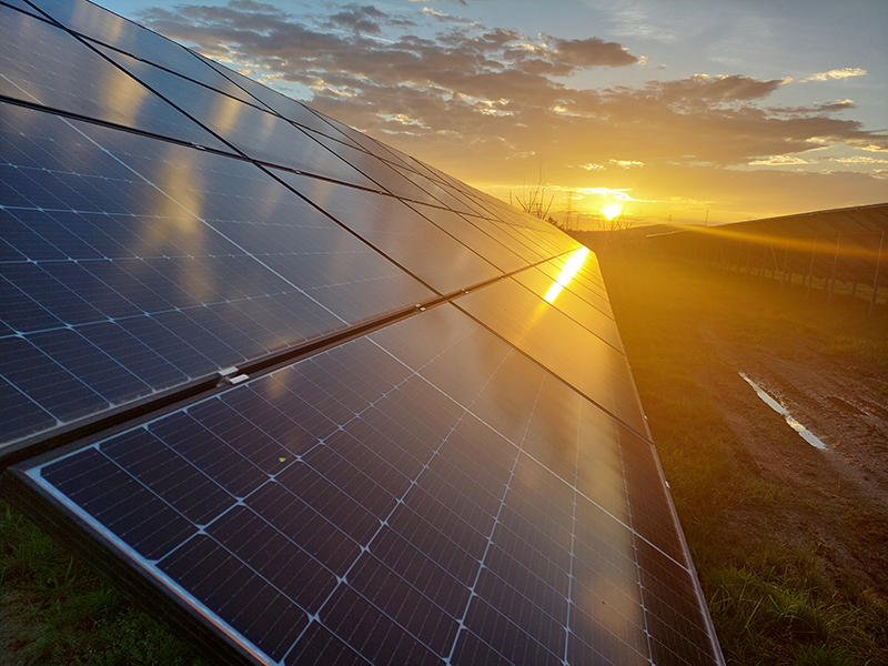 Farma fotowoltaiczna TAURON Nowe Technologie w Mysłowicach widok z profilu