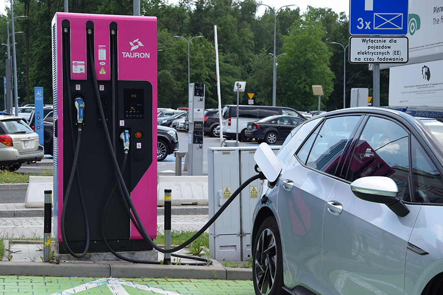 samochód w trakcie ładowania przy stacji eTAURON
